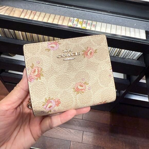 Coach CAR14 Snap Wallet In Signature Canvas With Floral Print - Picture 1 of 7